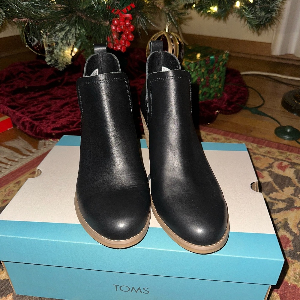 Women Kallie Black Leather Toms